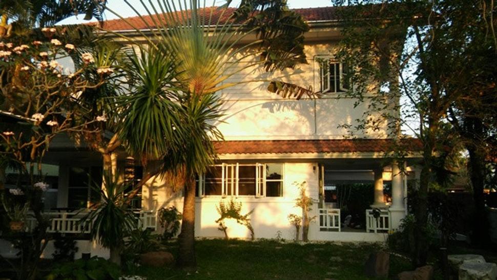 Naše ubytovanie - veľký rodinný dom v pokojnej časti Bangkoku