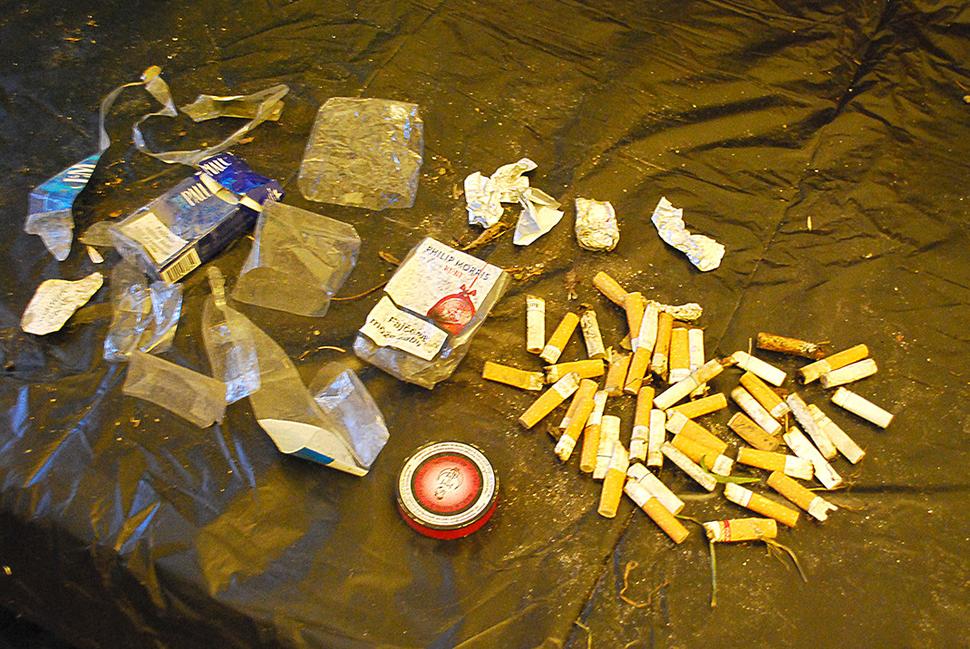 Rôzny cigaretový odpad s dobou rozpadu 3 mesiace - 2 roky