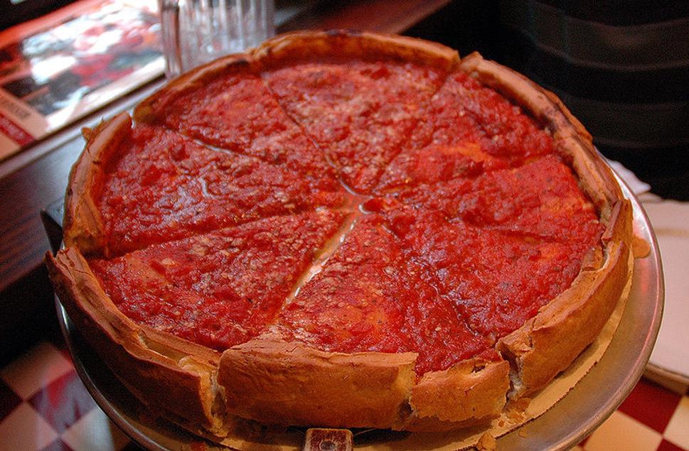 Pravá Chicago style pizza. Ja som mal problém už po 2 kúskoch, ale priemerní Američania ju zvládnu asi celú