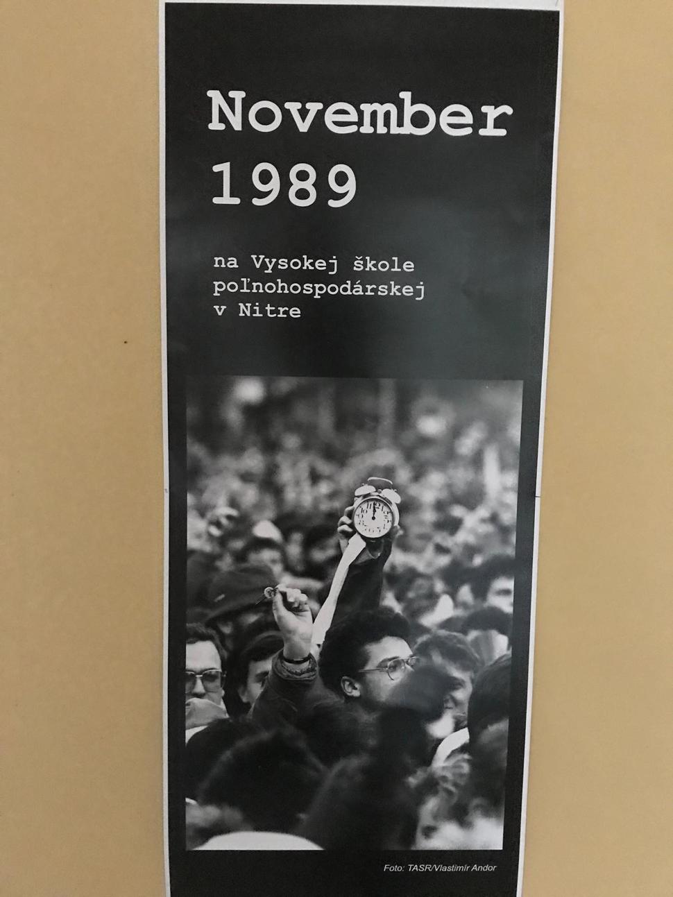 Fotografia, ktrorá zachytáva protestujúcich študentov.