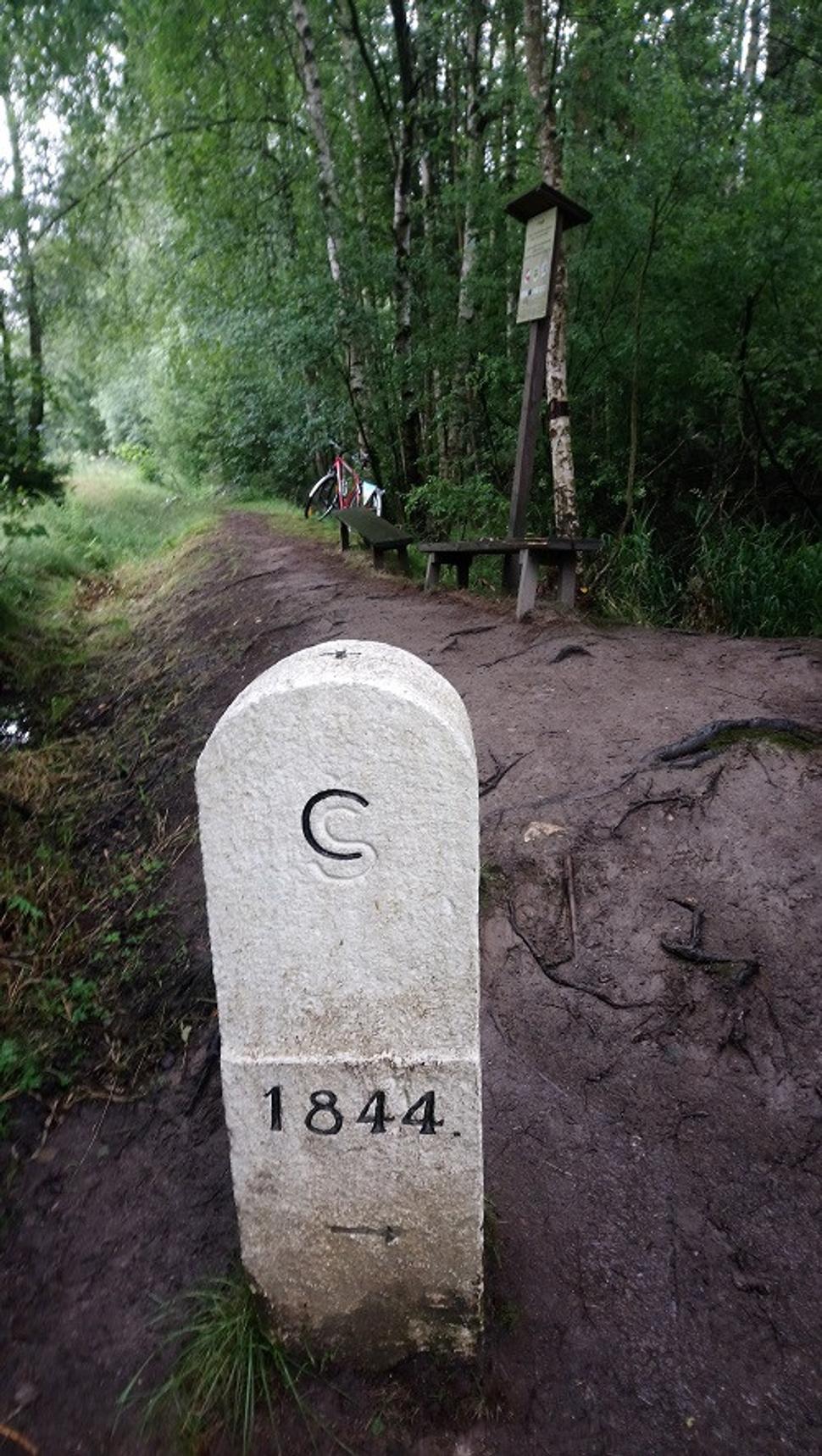 Pre fotku hraničného kameňa som musel na skok odísť do Nemecka