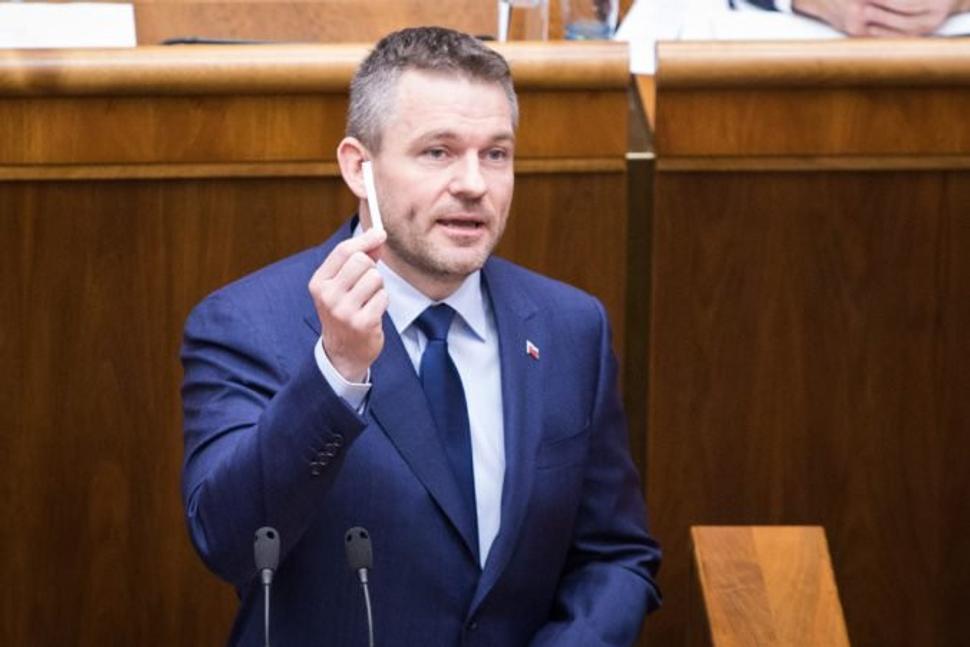Predseda vlády SR Peter Pellegrini a špáradlo počas rokovania 30. schôdze NR SR