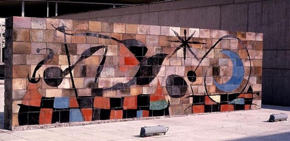 • Joan Miró i Ferrà: Keramická stena pred sídlom UNESCO v Paríži. •