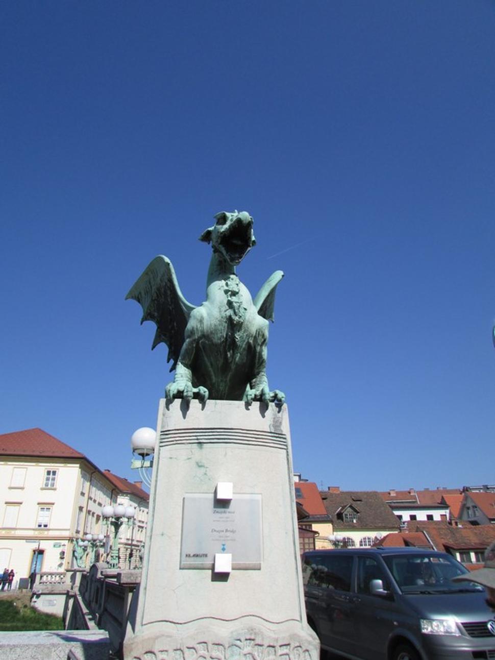 Zmajski most a socha draka