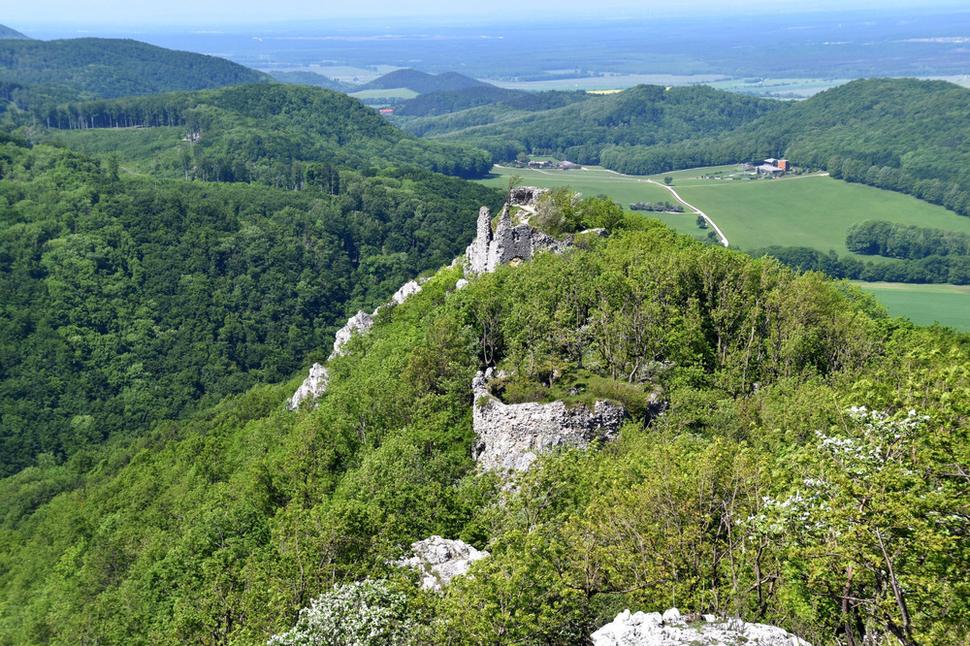 hrad Ostrý Kameň