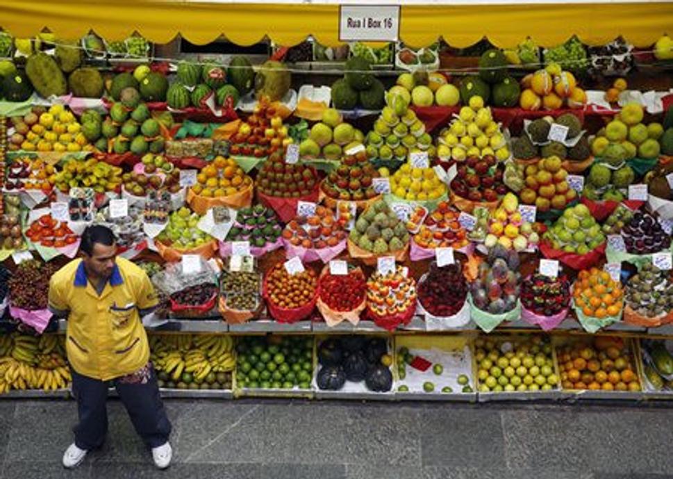 Najviac ma oslovil asi miestny Mercado Municipal s ponukou ovocia, kde to robia veľmi rafinovane. Dajú ti všetko ochutnať, pričom som skoro nič nepoznal, aj keď mi povedali, ako sa to volá. A potom ti je hlúpe niečo nekúpiť, tak nakupuješ-nakupuješ a zrazu účet za 20 €. Nebol som vraj jediný, kto tam nechal také peniaze. Ono totiž väčšina stánkov nemá pri ovocí cenovky, takže ti môžu asi nablokovať, čo chcú. Veď kto by sa s nimi hádal, keď boli takí milí a dali ti všetko ochutnať.