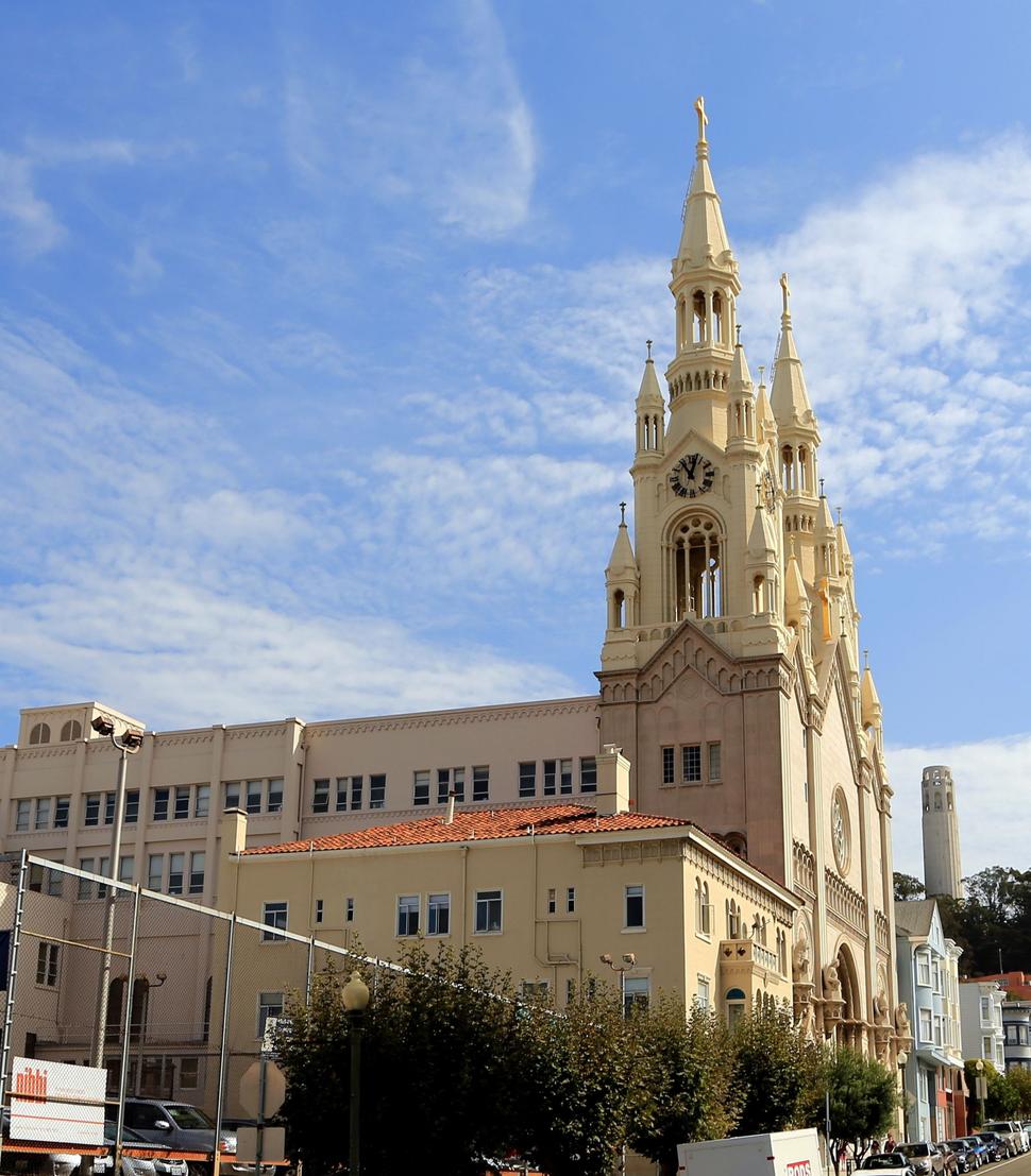 Obr. 18 - Saints Peter and Paul Church - pohľad z Columbus Ave na Filbert Street. V pozadí vidno Coit Tower