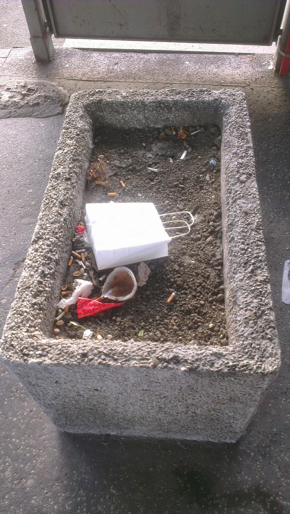 Na moste ani blízko neho nie sú koše - samozrejme, ľudia tak potom vyžívajú prázdne kvetináče.