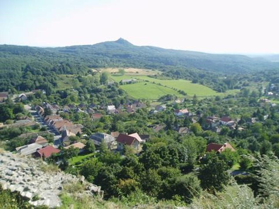 Výhľad na dedinu Somoskőújfalu