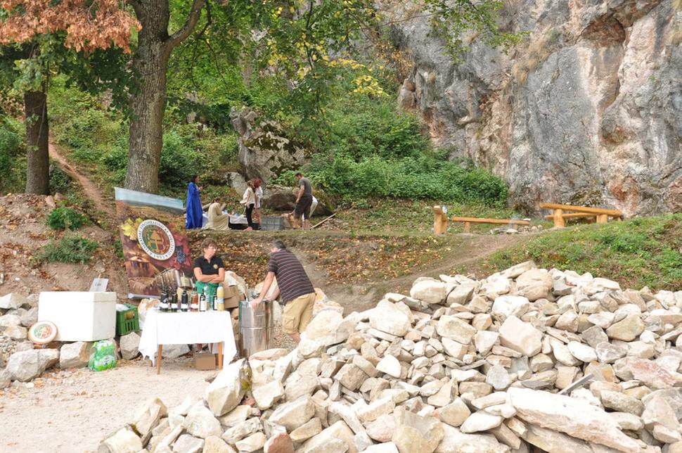 v dolnej časti hradu prebiehala ochutnávka vína a placiek pečených na peci