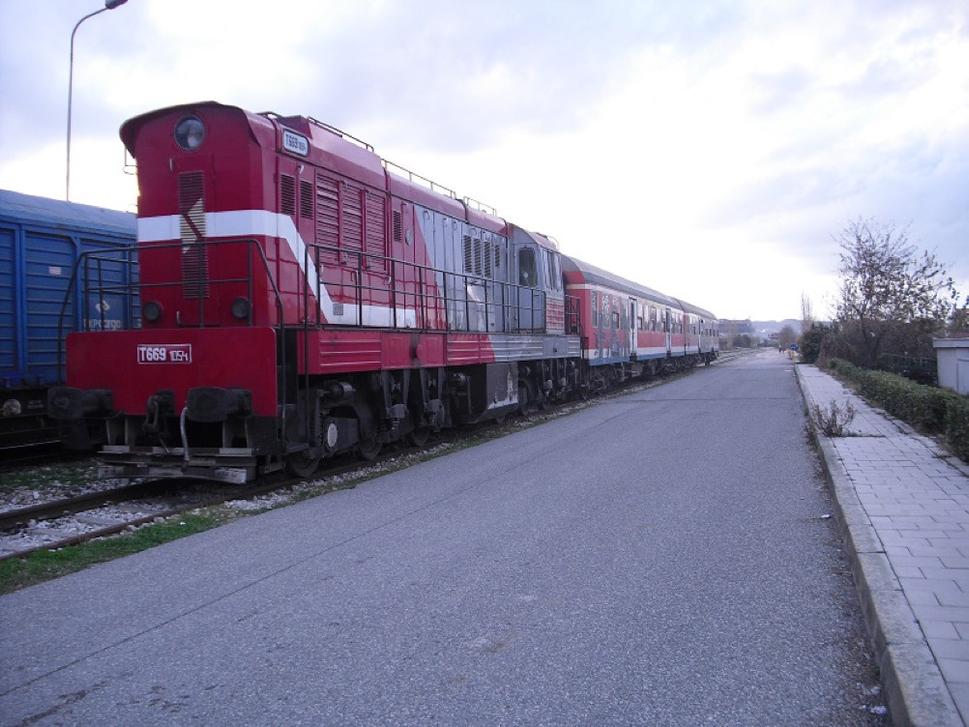 Vlak na konečnej trasy Drač-Kašar ( v blízkosti Tirany). Vlak podľa našich výpočtov jazdí rýchlosťou cca 30 km/h, závory na priecestiach ručne zdvíhajú a dávajú dole ľudia z vlaku a spravidla sa vystupuje, resp. zoskakuje z druhej strany.