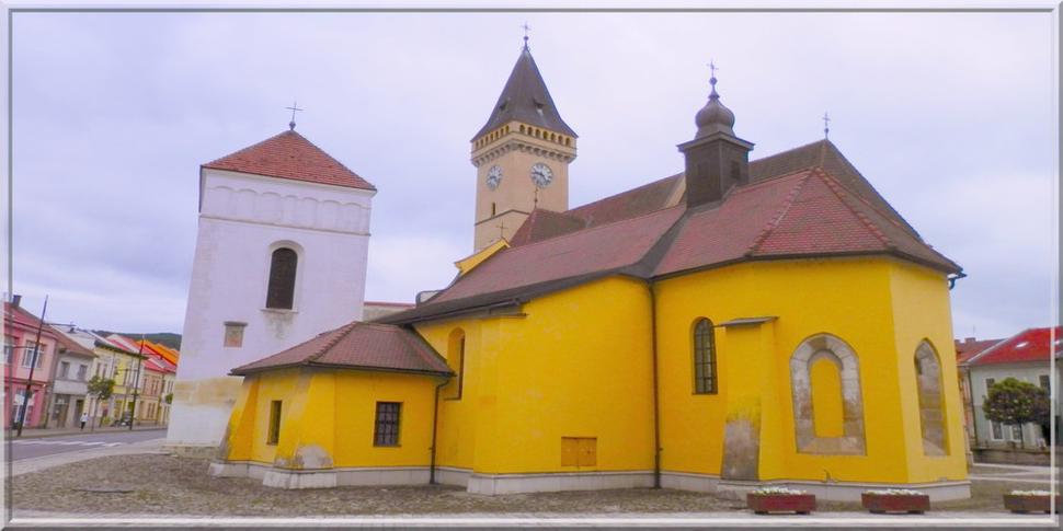 Malý rímskokatolícky kostol s mestskou vežou vľavo