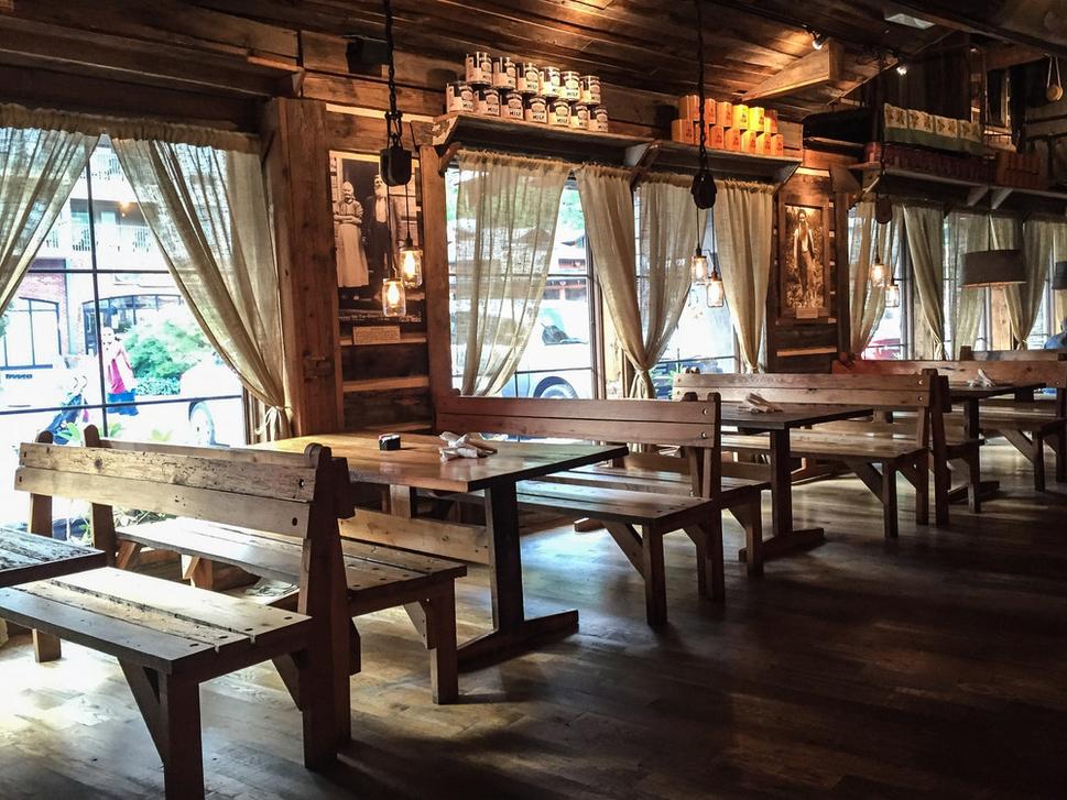 GATLINBURG-AUGUST 9: Crockett’s Breakfast Camp je vnutri zariadeny sice jednoducho ale stylovo , Gatlinburg, Tennessee, USA on August 9, 2016.