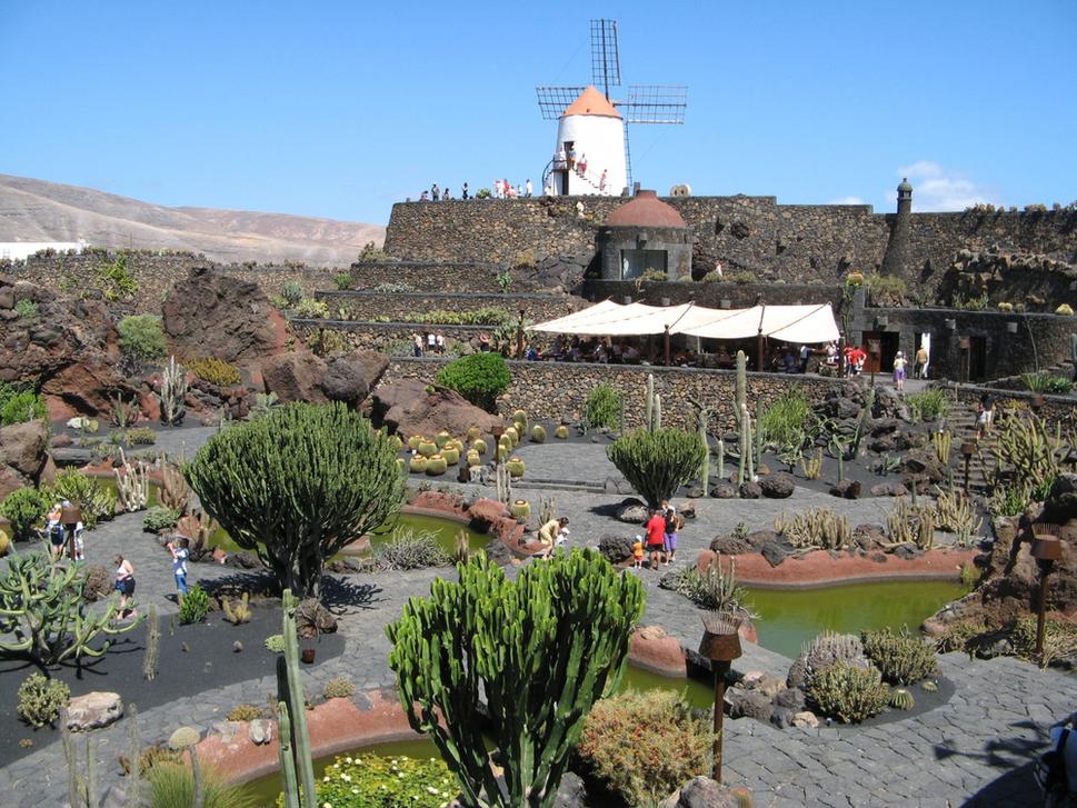 Jardin de cactus, kde možno obdivovať 16 000 exemplárov kaktusov a sukulentov