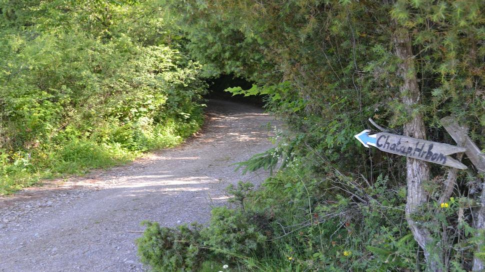 Smerovník nad Včelincom,kde už pod nohami začína škrípať štrk.