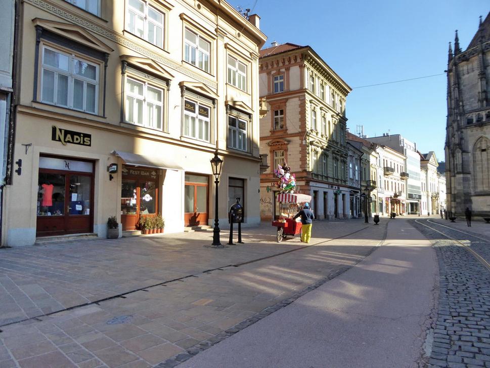 Predajca popcornu sám, ako Jakešov kôl v plote