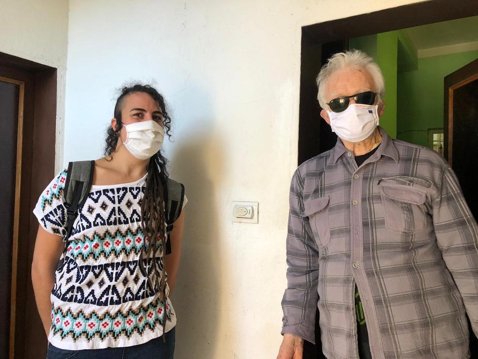 Arantxa turned her ideas into action and started the distribution of face-masks to older people, since in Tirana there is shortage of them.