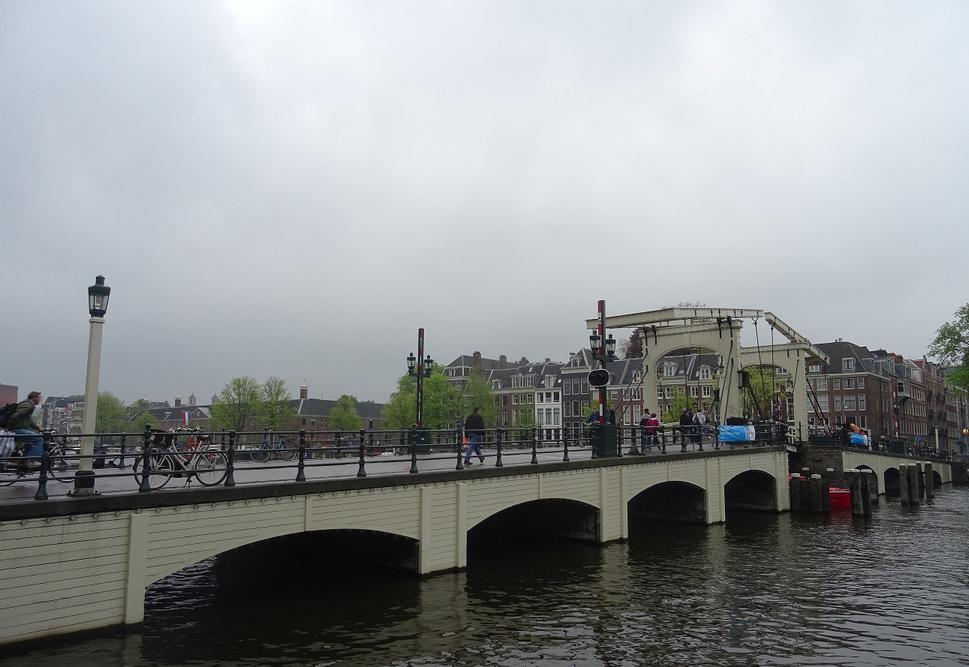 Magere Brug je dobré navštíviť najmä, keď sa zotmie