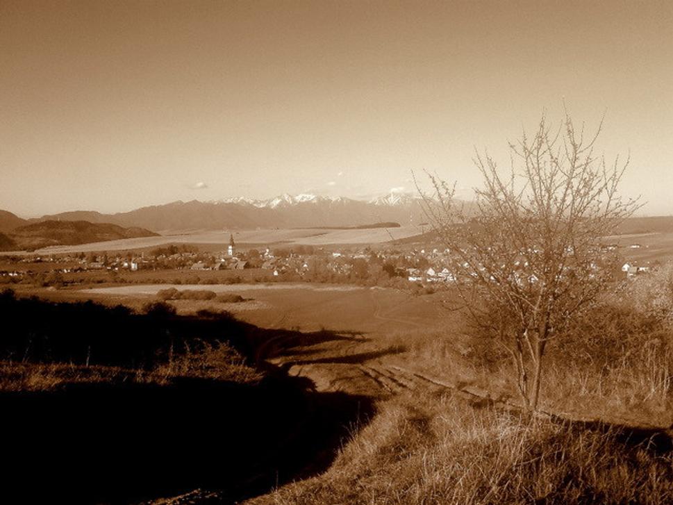 Partizánska Ľupča, v pozadí Tatry