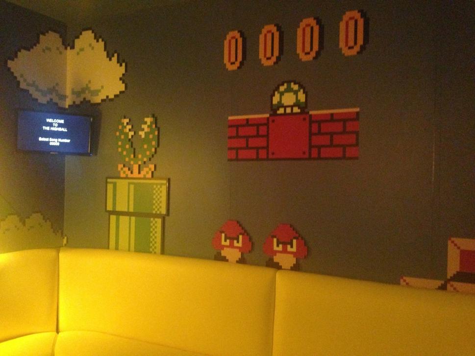 Vrámci kina bol aj bar, kde boli špeciálne miestnosti na karaoke, každá v inom štýle. No komu by sa tu dobre nespievalo...