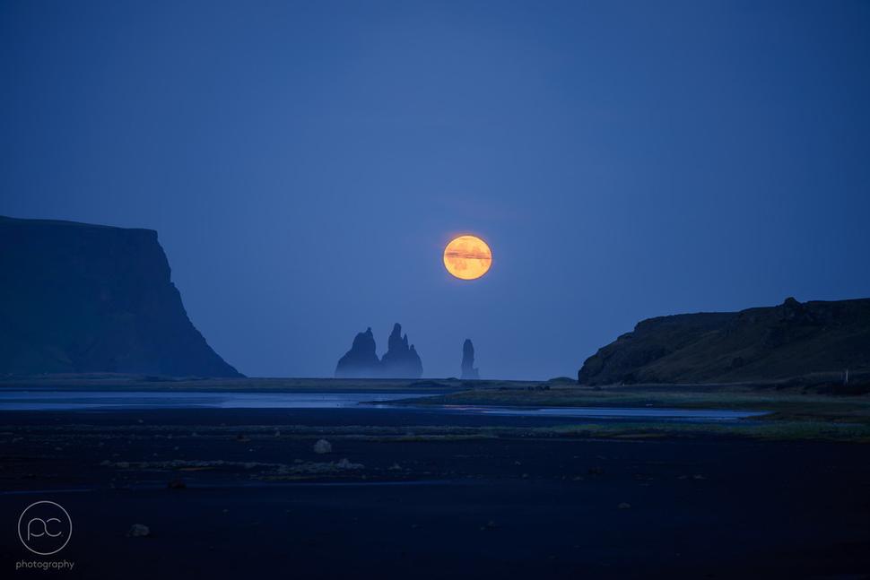 Spln mesiaca nad plážou Reynisfjara