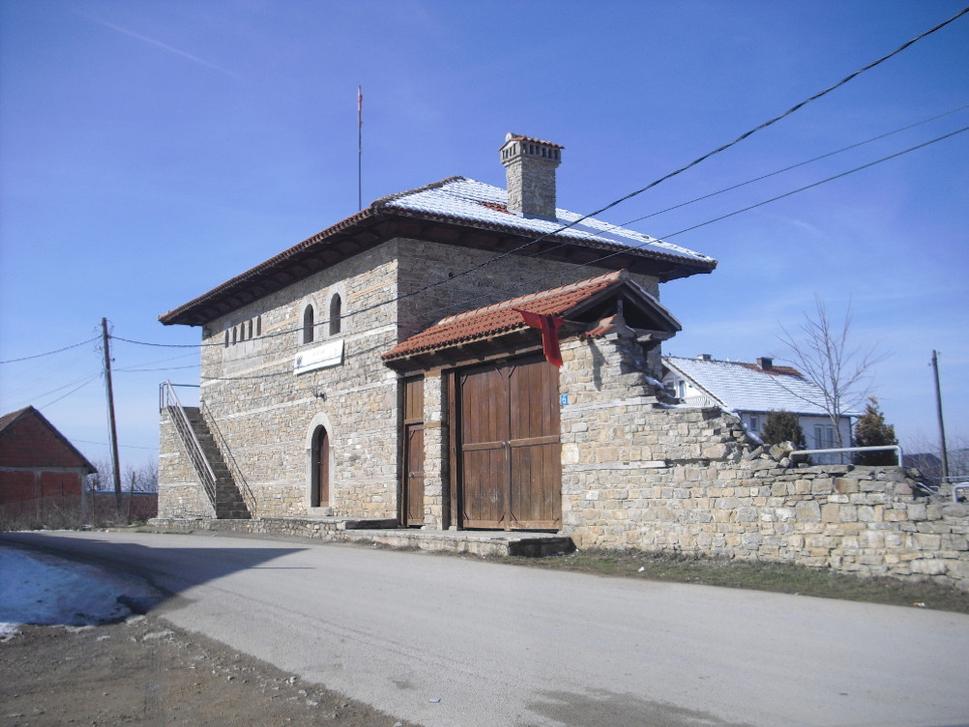 Kdesi v blízkosti Prekazu, Kosovo: kulla, tradičná albánska stavba, v minulosti sa v nej pred projektilmi guliek zvykli skrývať muži rodín v krvnej pomste.