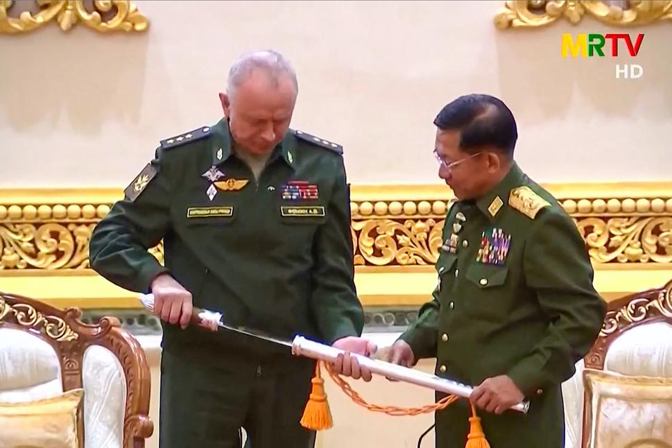 Alexander Fomin a Min Aung Hlaign sa priateľsky stretli po vojenskom prevrate.