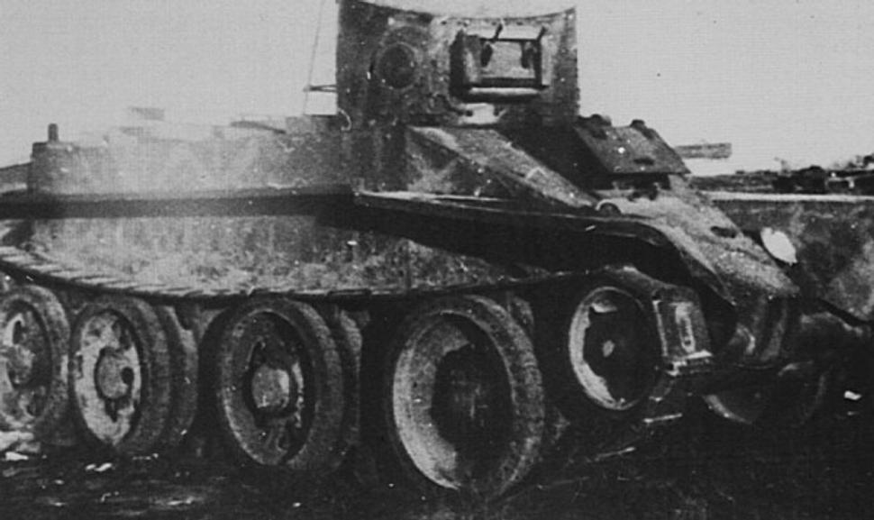 BT-2 s výzbrojí 2x DA-2 7,62 mm a 1x DT 7,62 mm