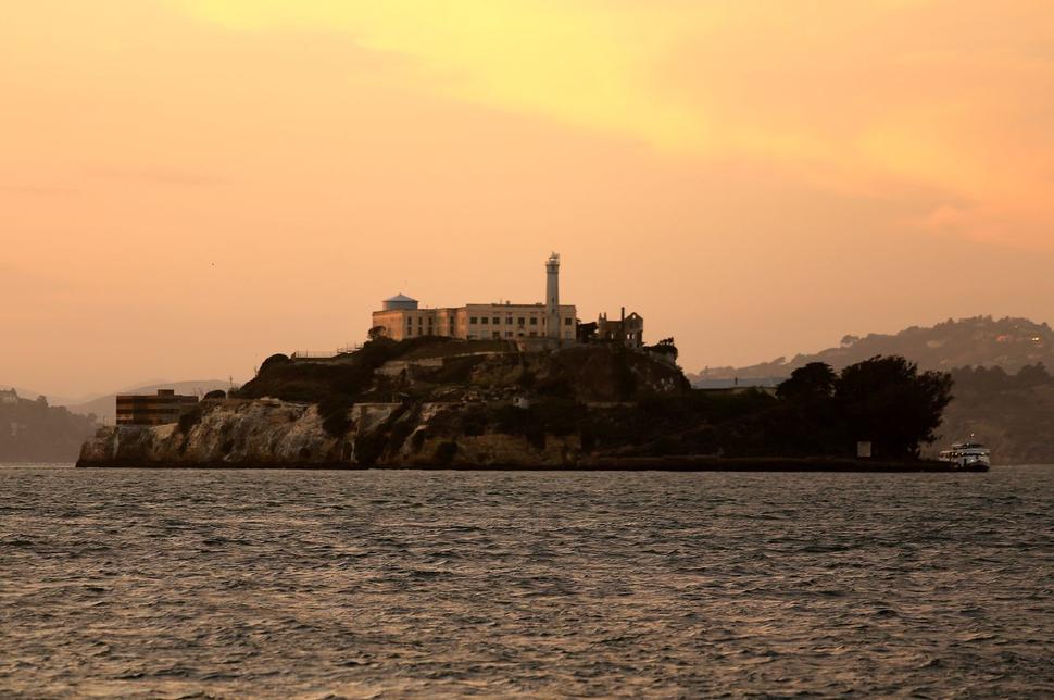 Ostrov Alcatraz - pohľad z Pier 39 pri západe slnka