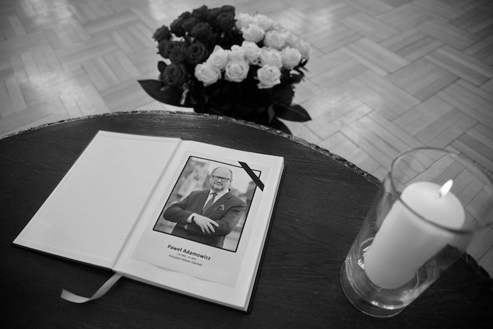• Kondolenčná kniha na Mestskom úrade v Gdańsku. •