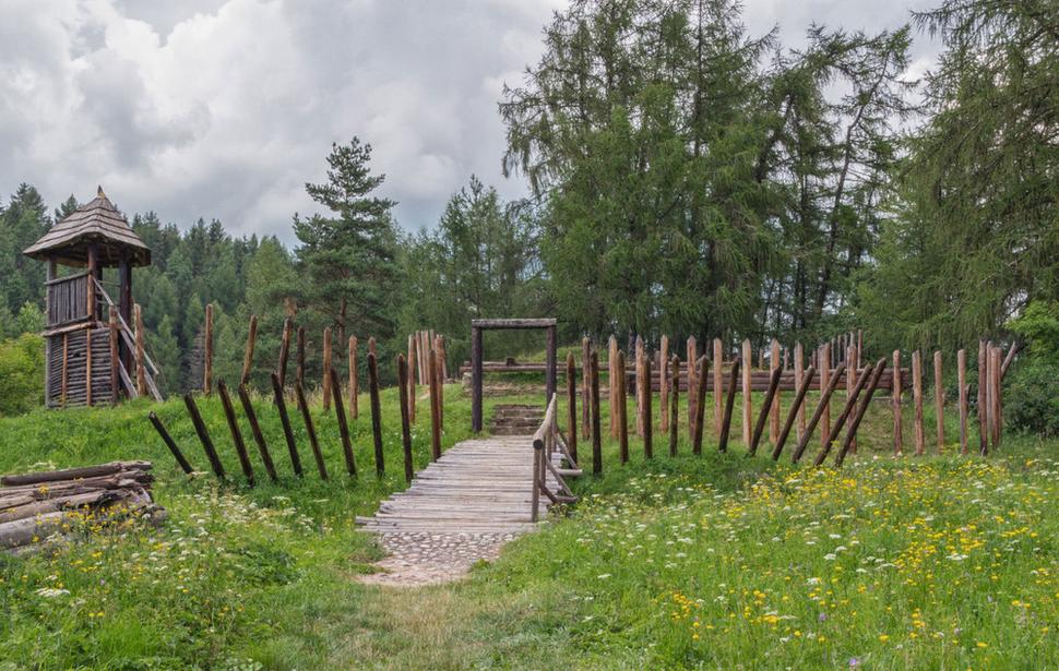 Zemepanský hrádok s palisádami, s priekopou a obrannou vežou