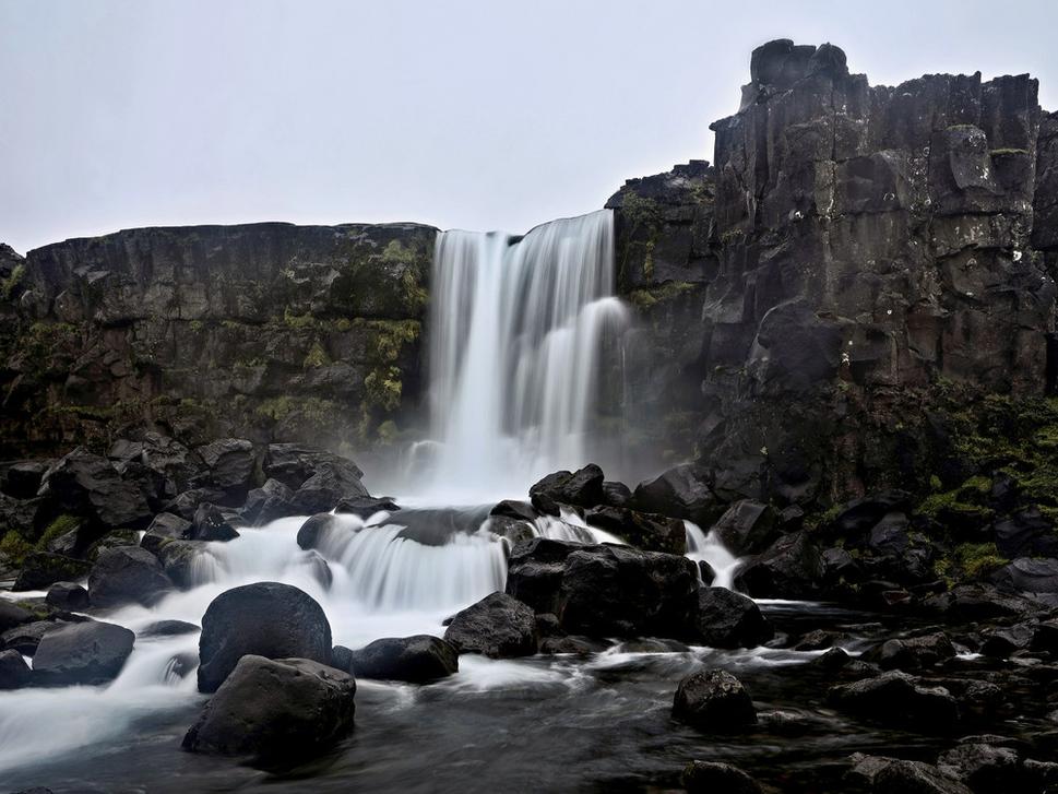 Súčasťou riftu je aj vodopád Öxarárfoss tečuci z amerického kontinentu.