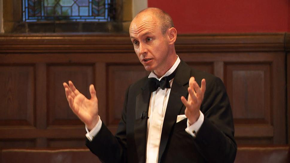 Pôsobí ako vystrihnutý z House of Lords. Študoval na Oxford-e, kde viedol Konzervatívnu asociáciu a kampaňoval proti Európskemu Mechanizmu Výmenného Kurzu.