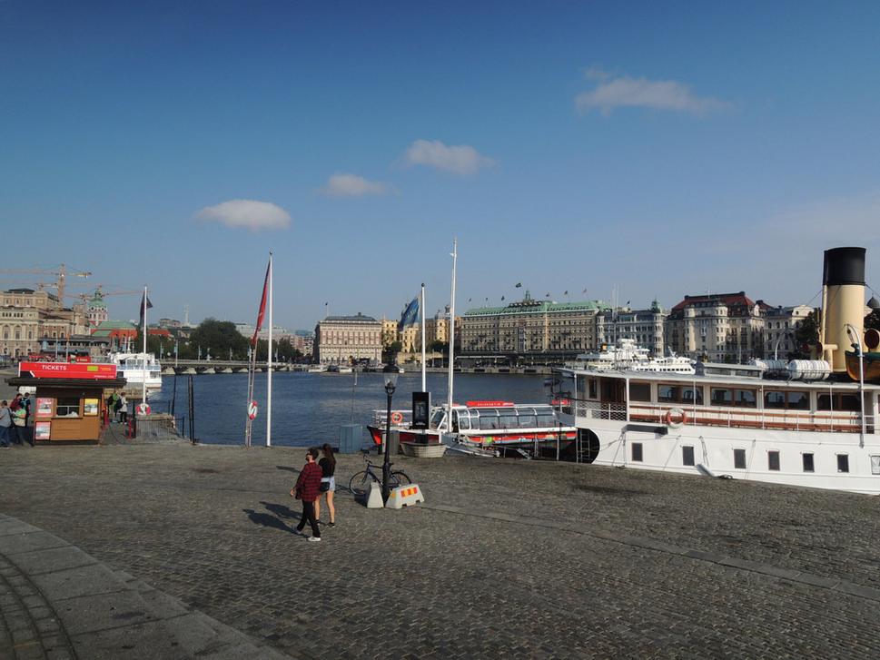 Na Skeppsbron-e v pozadí s hotelom Grand