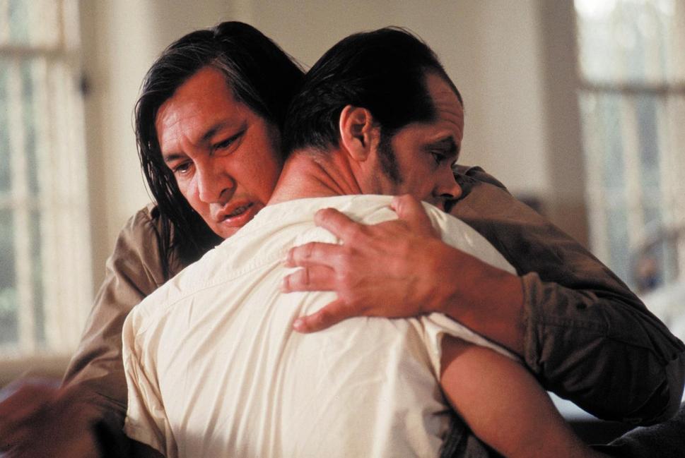 • Záber z filmu Prelet nad kukučím hniezdom: vľavo Will Sampson ako náčelník Bromden, vpravo Jack Nicholson ako Randle Patrick McMurphy. •