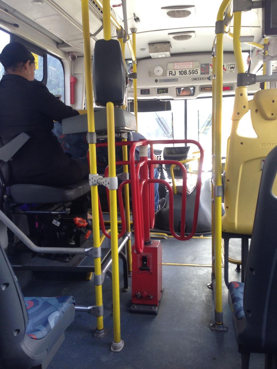 Toto je pre mňa taká kuriozita. V každom autobuse sa nachádza takýto turniket, ktorý je široký tak asi 30 cm, takže pre objemnejších brazílčanov alebo pre cestovateľa s batohom je celkom náročné prejsť. Cez turniket ťa samozrejme pustia až po zaplatení cestovného, ktoré vyberá sprievodca. Inak do autobusu (hlavne diaľkového) vždy doporučujem zobrať sveter, pretože klíma ide aj keď vonku prší.