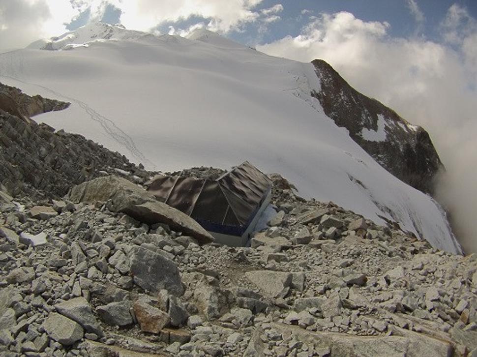 Tábor na prespatie vo výške 5300m. Odtiaľ už len na vrchol.