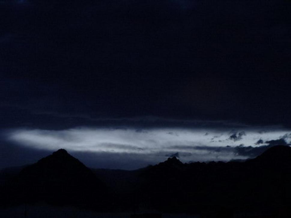 Tatry v júly, tesne po západe slnka, opäť fotené z mojej izby