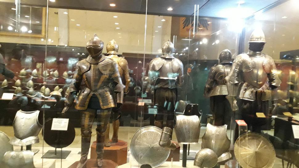 Ukážka rytierskych brnení zo zbrojnice v Grandmaster’s palace
