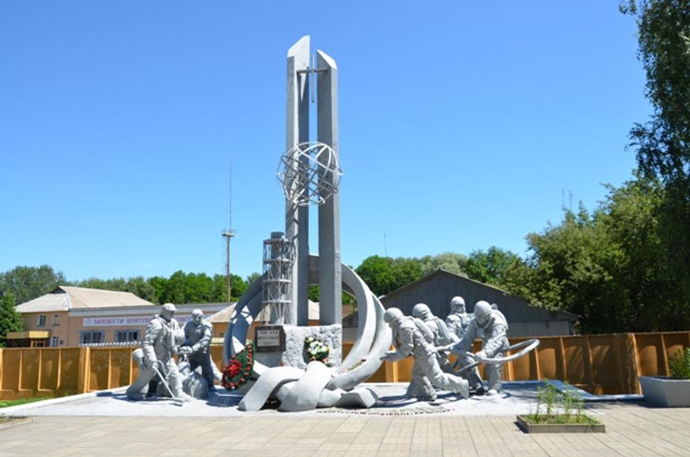 Pamätník požiarnikom pred hasičskou stanicou v meste Černobyl