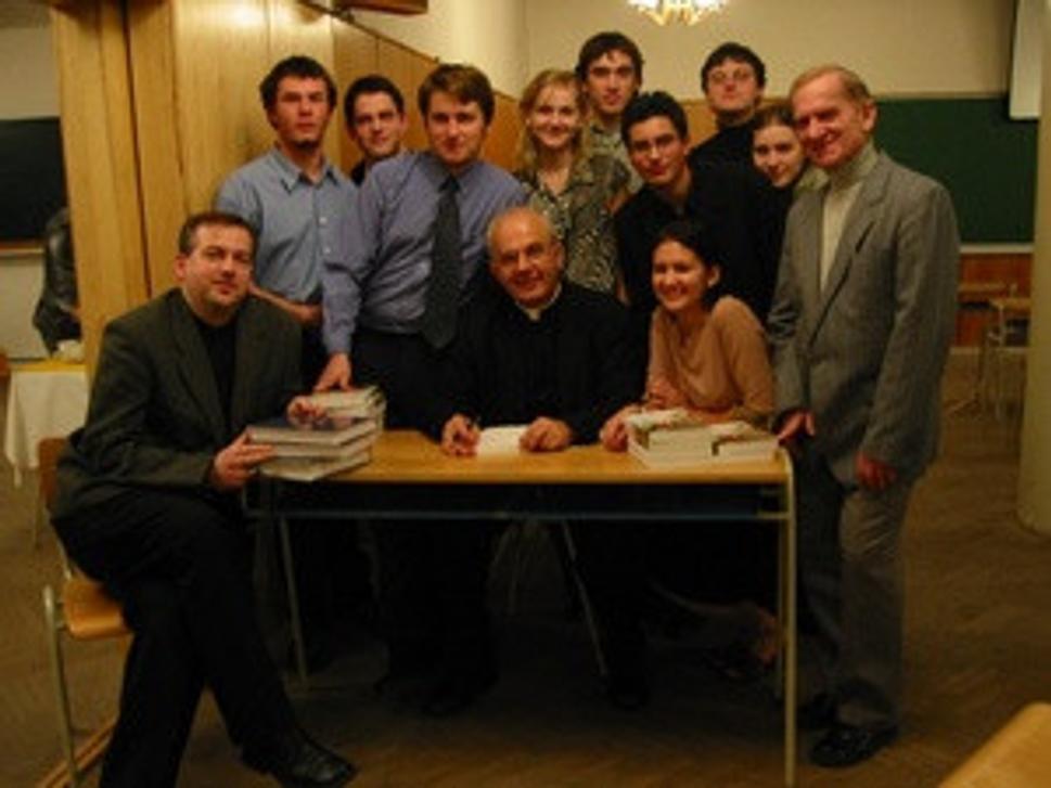 Prodekan FF KU Peter Olekšák, profesor Tadeusz Zasępa z KUL a dekan FF KU Imrich Vaško so študentmi žurnalistiky na KU RK.