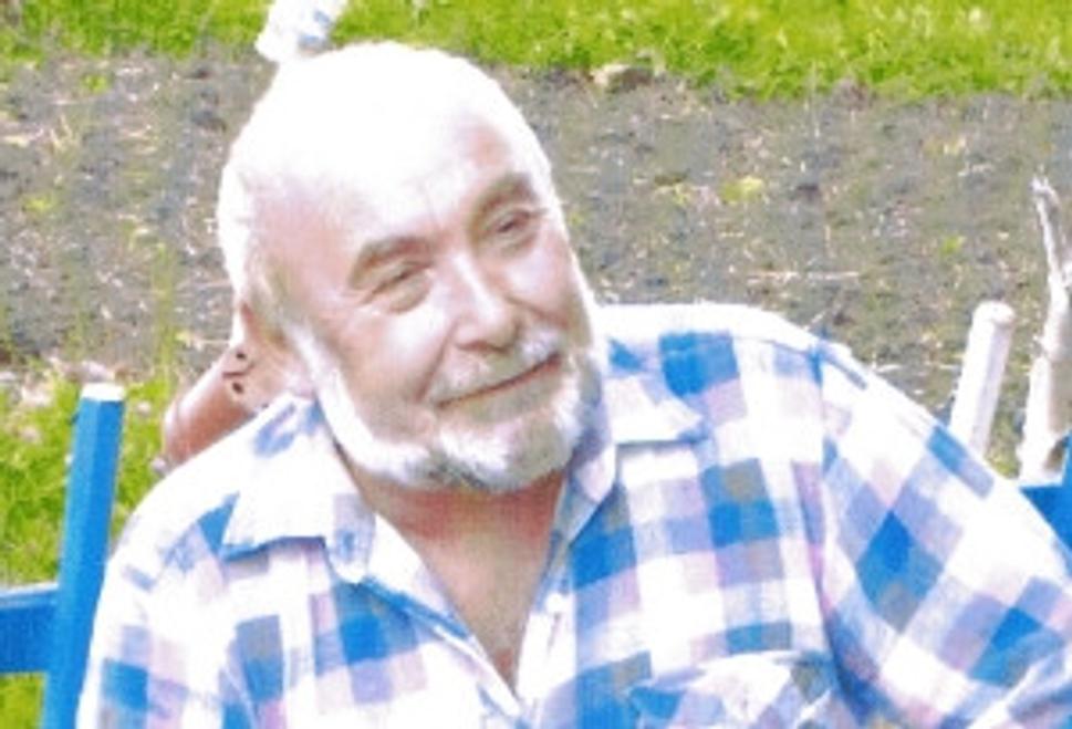 Drahoslav Mika je profesor nemčiny a ruštiny. Píše spisovne aj v nárečí, prekladá z nemčiny a takmer zo všetkých slovanských jazykov.