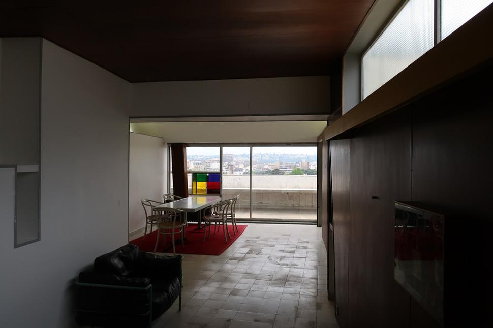 Jedáleň s vitrážou, ktorú navrhol Le Corbusier