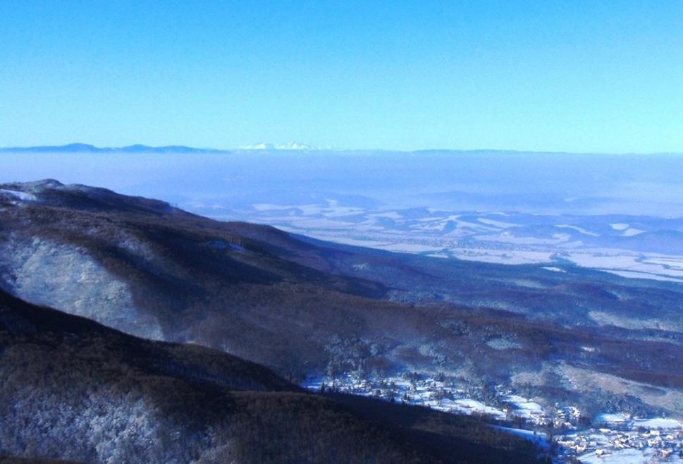 Na foto je v pozadí vidieť Vysoké Tatry. Takýto výhľad je zo Sninského kameňa.