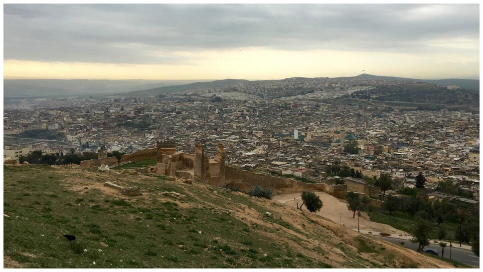Pohľad na medinu Fez pred cestou do Volubilis a Meknes, tesne pred východom slnka.