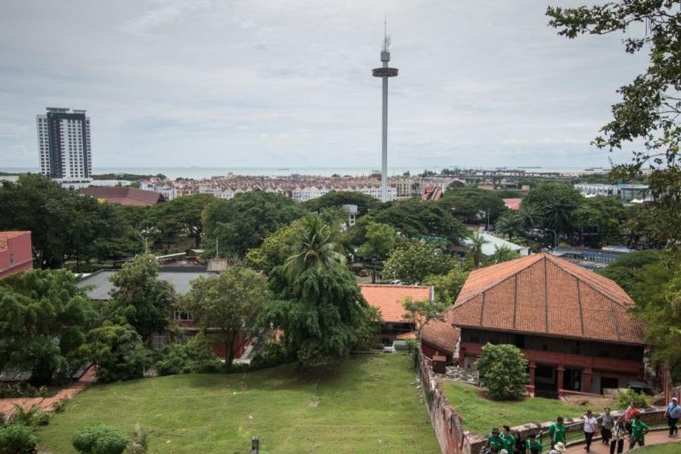 Krásny výhľad na Melaku z kopca so zrúcaninou kostola Svätého Pavla. V pozadí je vidno aj miestnu vyhliadkovú vežu Menara Taming Sari