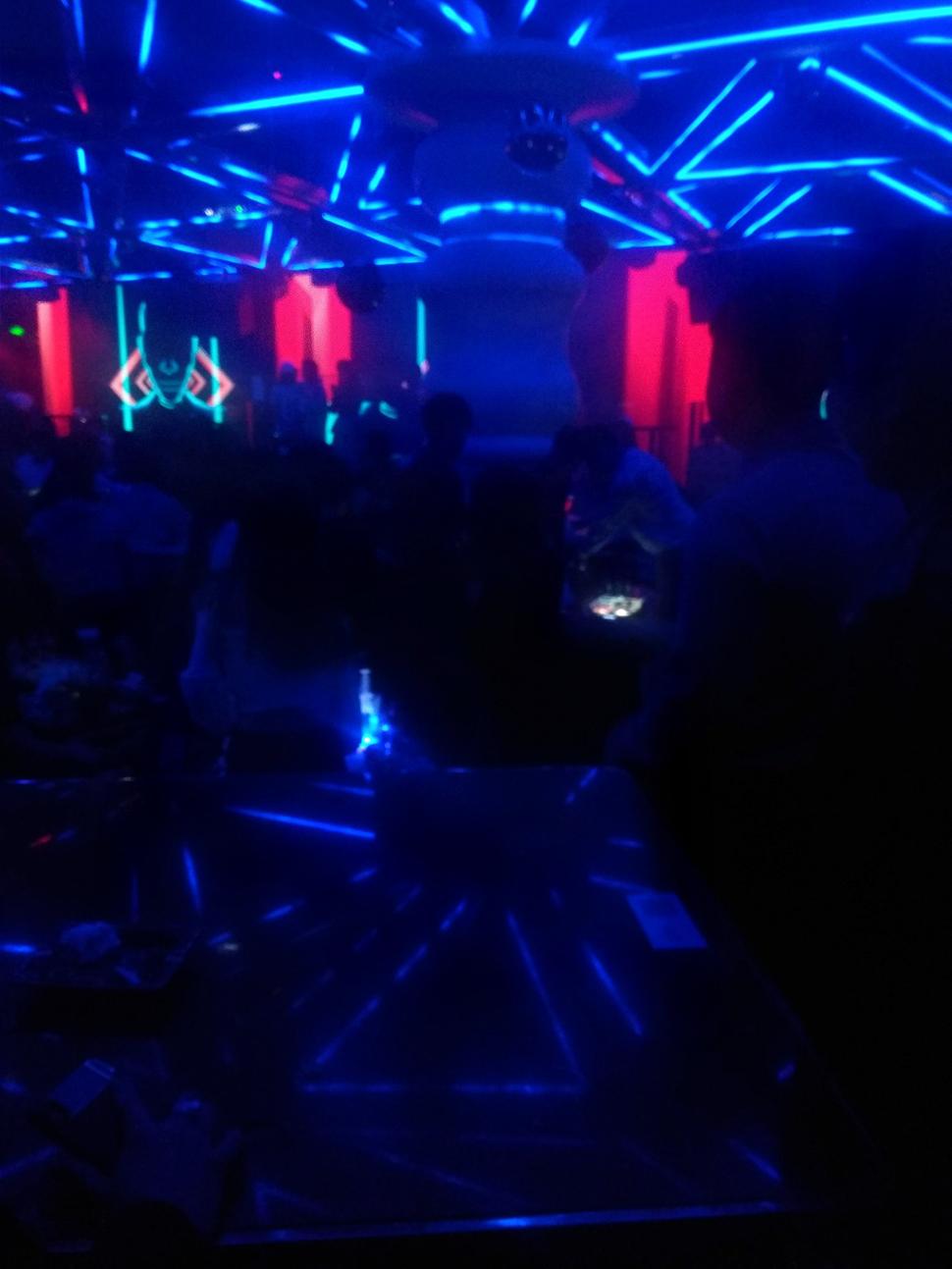 Klub sa pomaly napĺňa, vo vzduchu cítiť nadšenie.