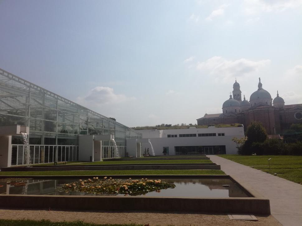 Orto Botanico a v pozadí bazilika Sant´ Antonio.
