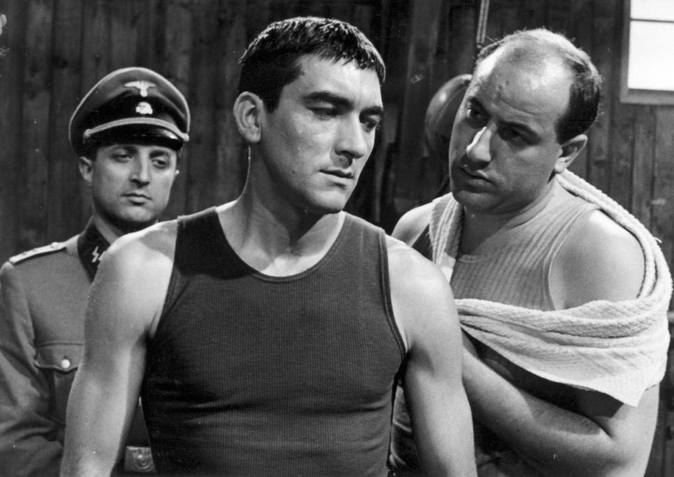 • Záber z filmu Boxer a smrť. •