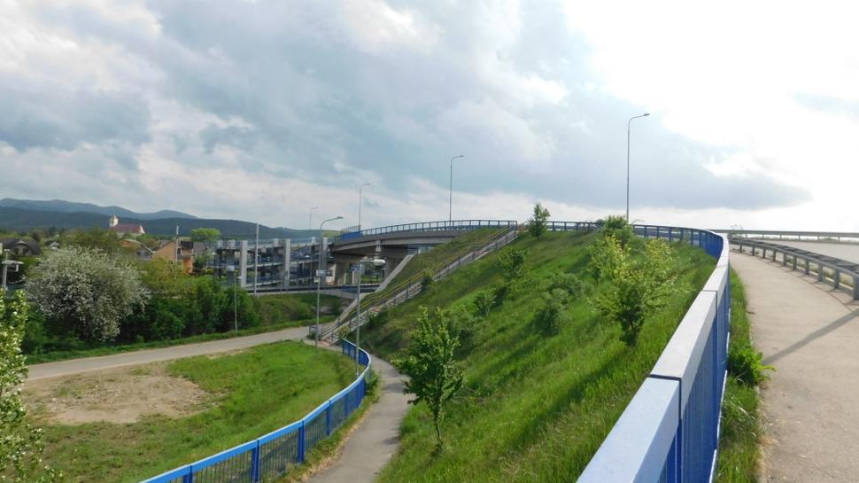 Vozíčkari alebo mamičky s kočiarmi musia prejsť desiatky metrov naviac.